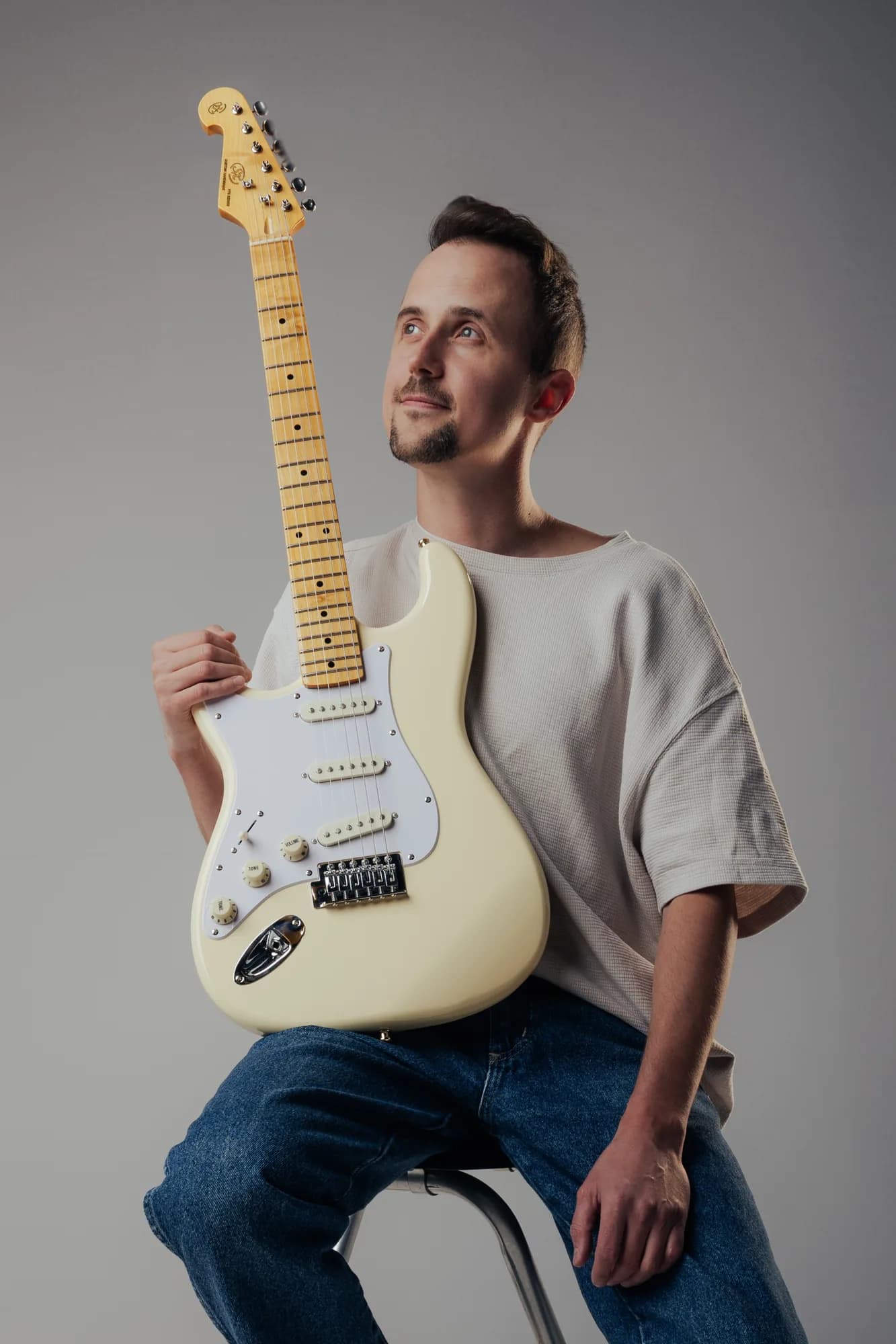 Dziemian - Maciej Dziemiańczuk, wokalista i producent muzyczny, z gitarą
