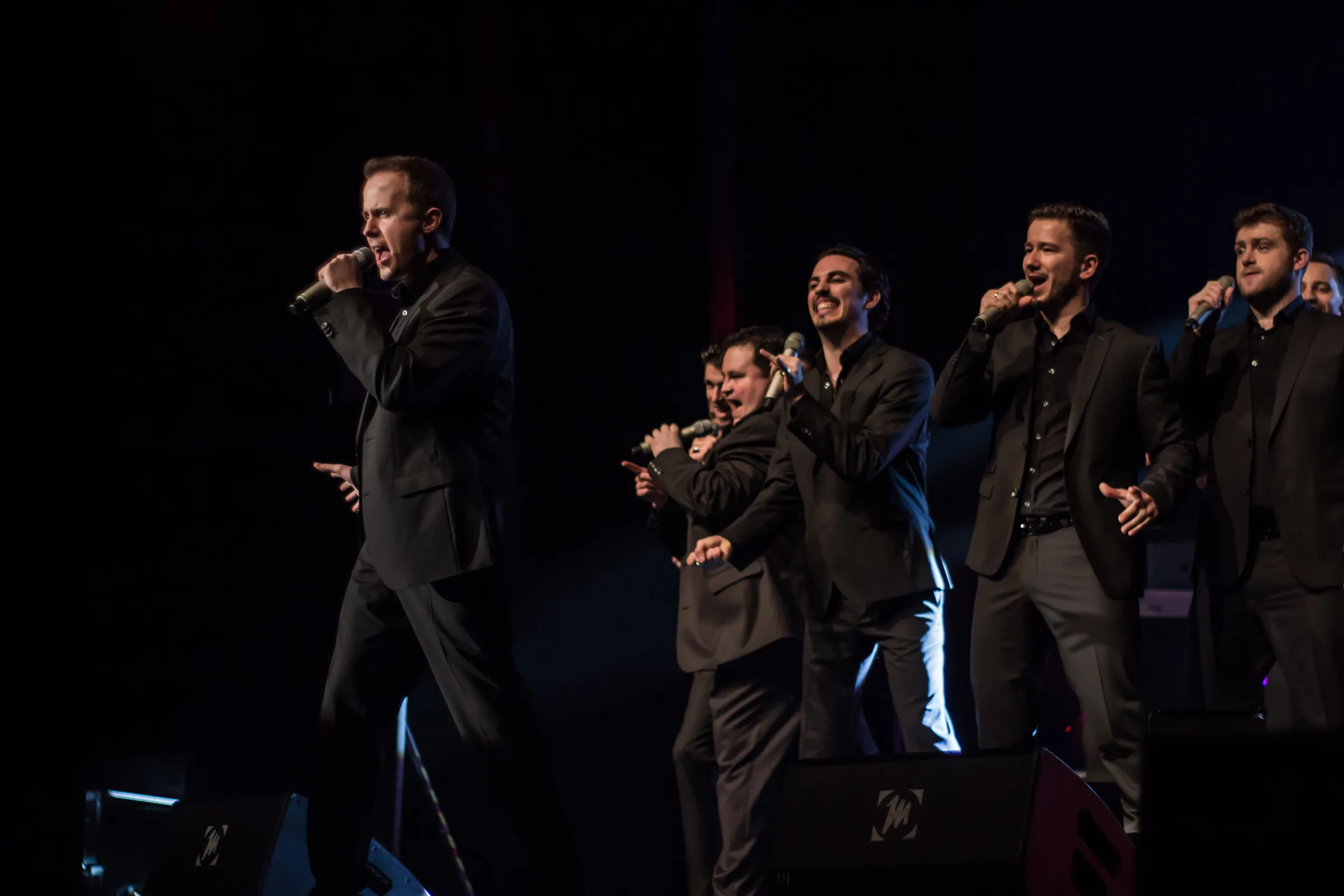 Maciej Dziemiańczuk na scenie z grupą wokalną X Tenors